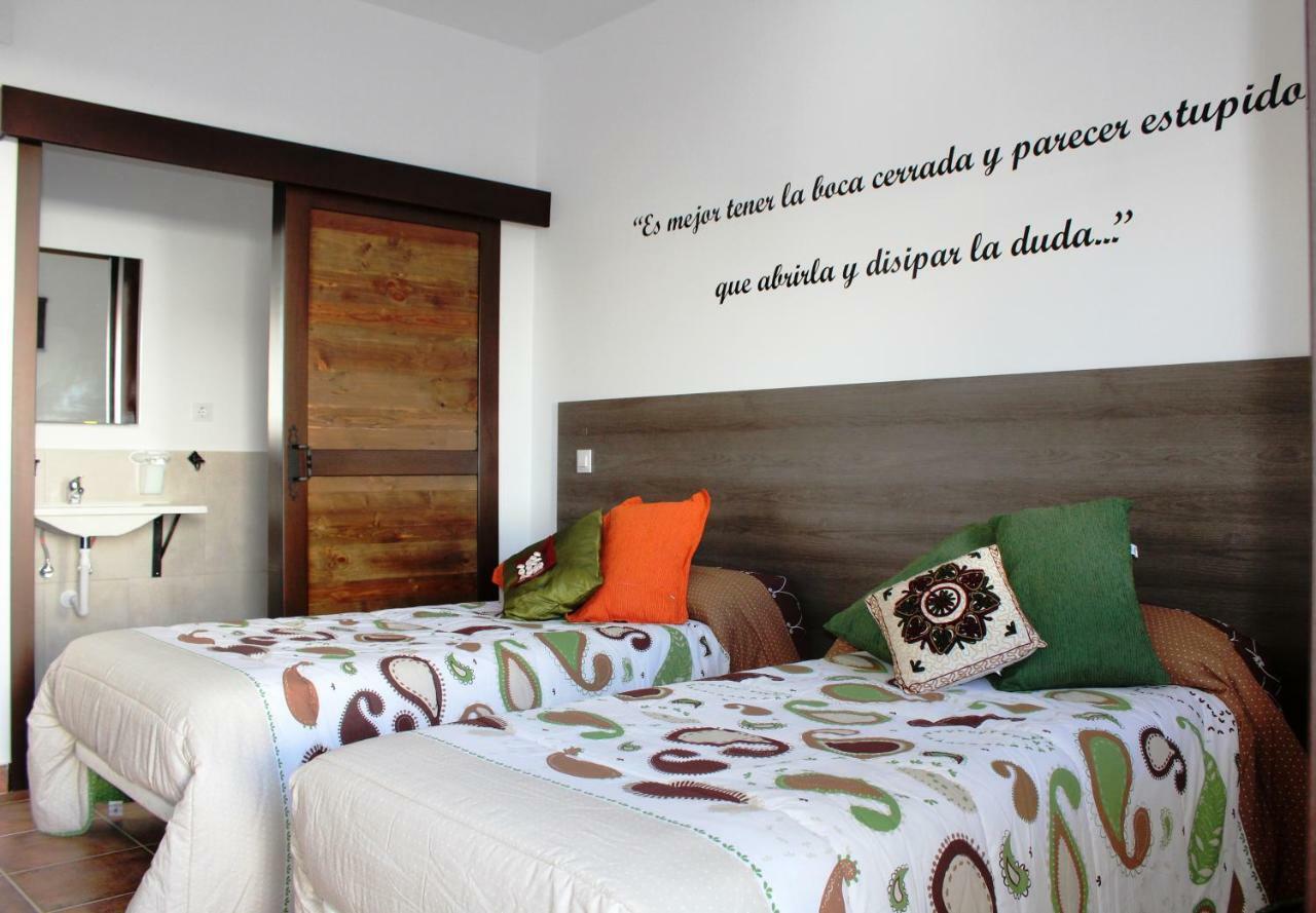Hostal Almagro - Parking Buitenkant foto