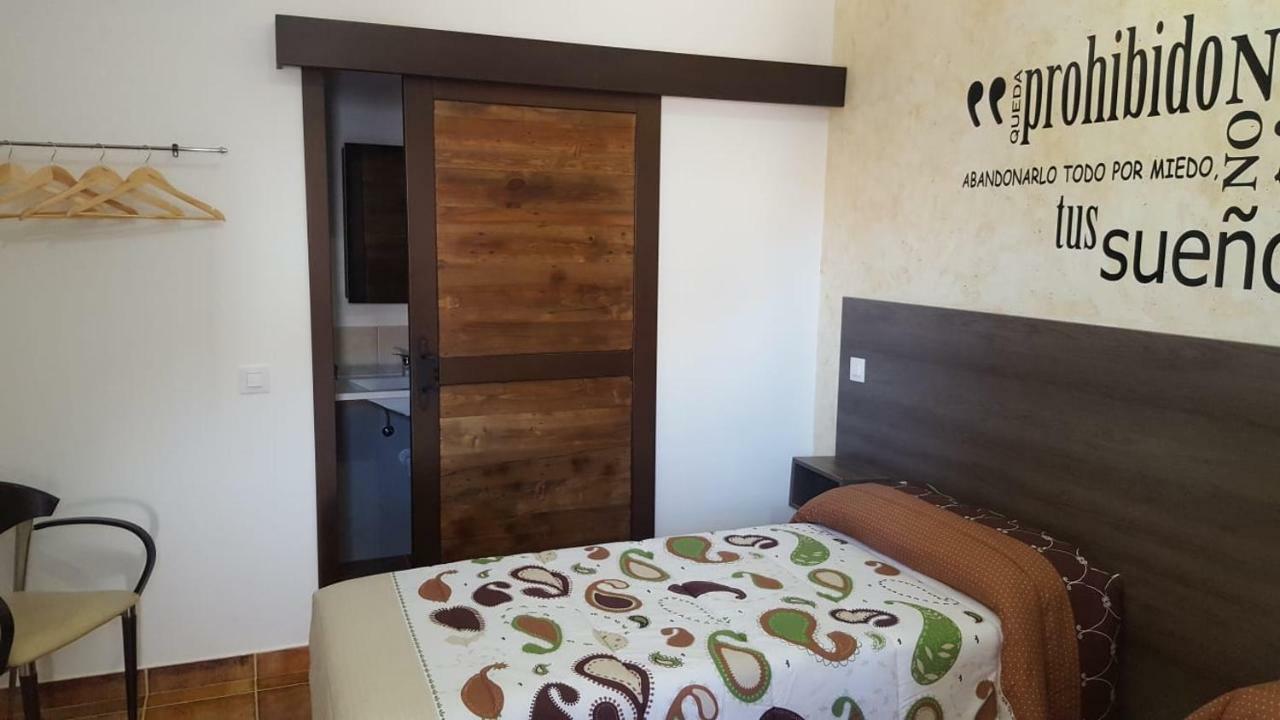 Hostal Almagro - Parking Buitenkant foto