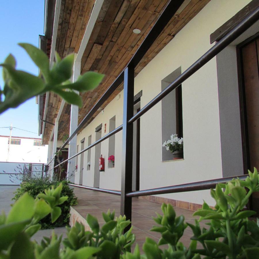 Hostal Almagro - Parking Buitenkant foto