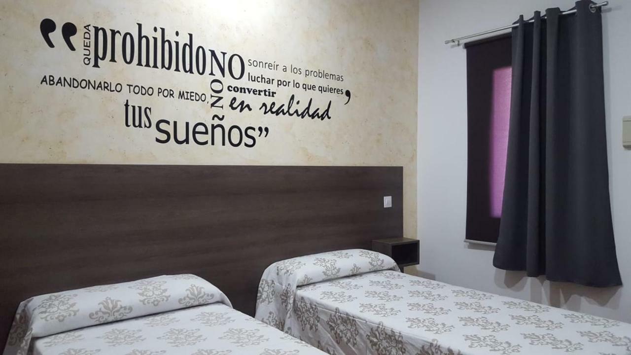 Hostal Almagro - Parking Buitenkant foto