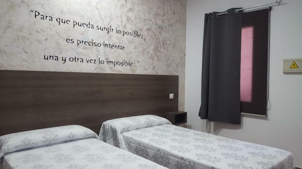 Hostal Almagro - Parking Buitenkant foto