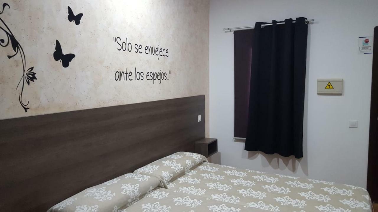 Hostal Almagro - Parking Buitenkant foto