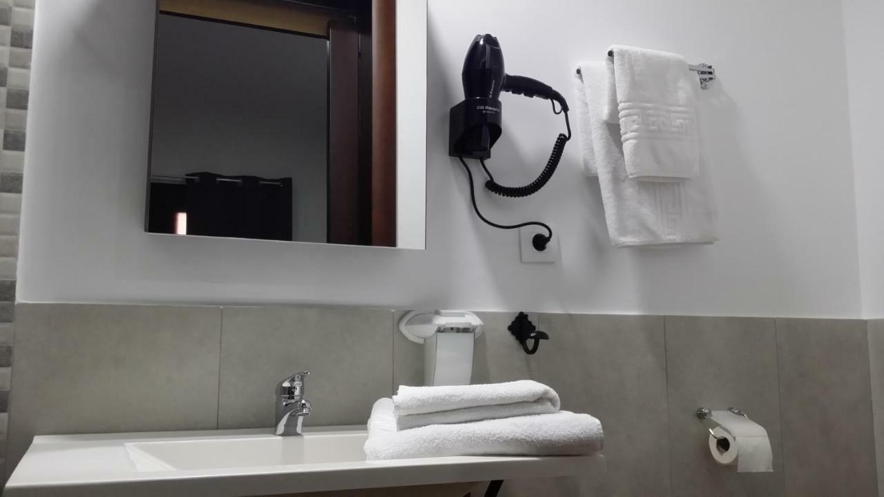 Hostal Almagro - Parking Buitenkant foto