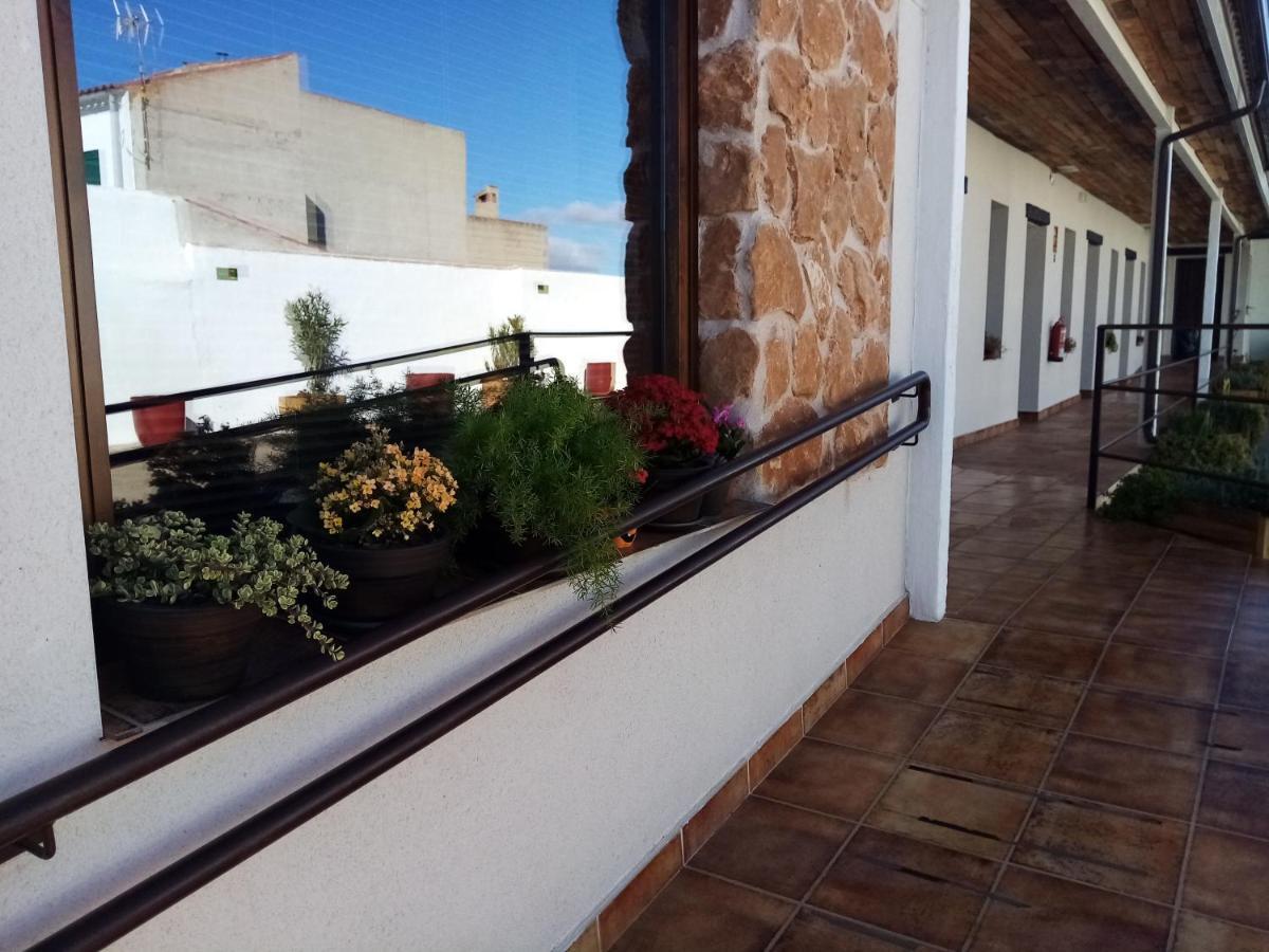 Hostal Almagro - Parking Buitenkant foto