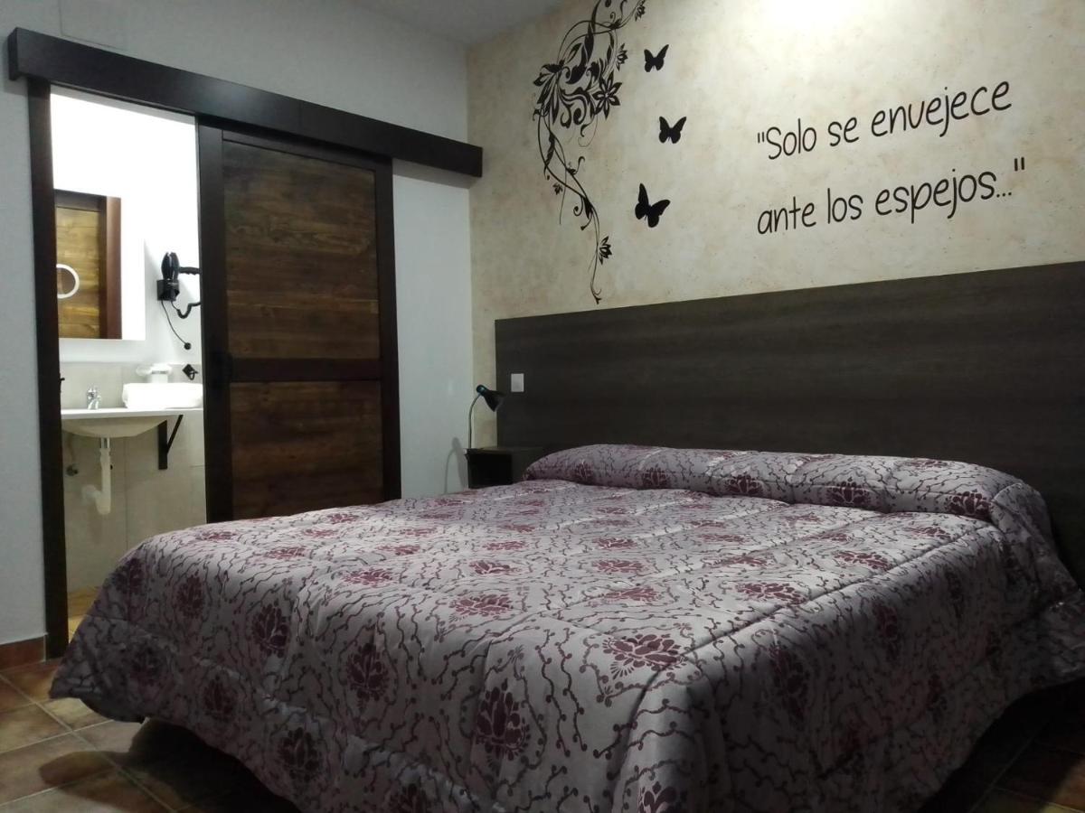 Hostal Almagro - Parking Buitenkant foto